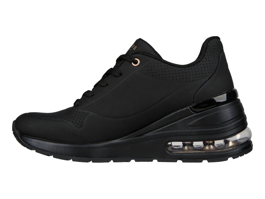 Tenis deportivos Skechers color negro con cámara de aire visible en la suela.