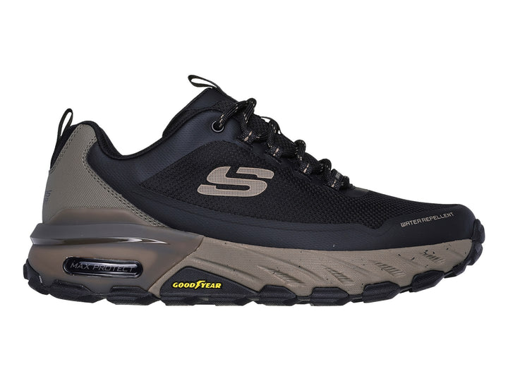 Tenis deportivos Skechers Max Protect en colores negro y beige con suela Goodyear y acabado repelente al agua.