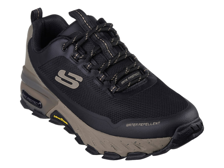 Tenis deportivos Skechers Max Protect en colores negro y beige con suela Goodyear y acabado repelente al agua.