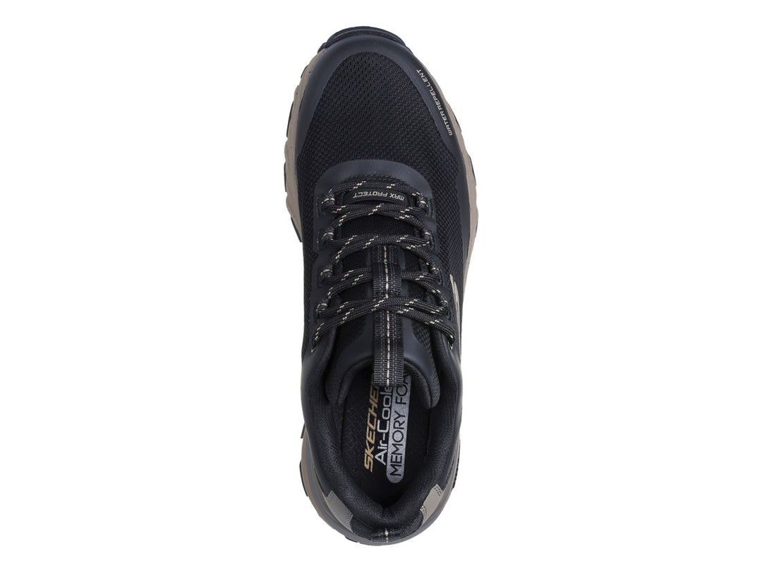 Tenis deportivos Skechers Max Protect en colores negro y beige con suela Goodyear y acabado repelente al agua.