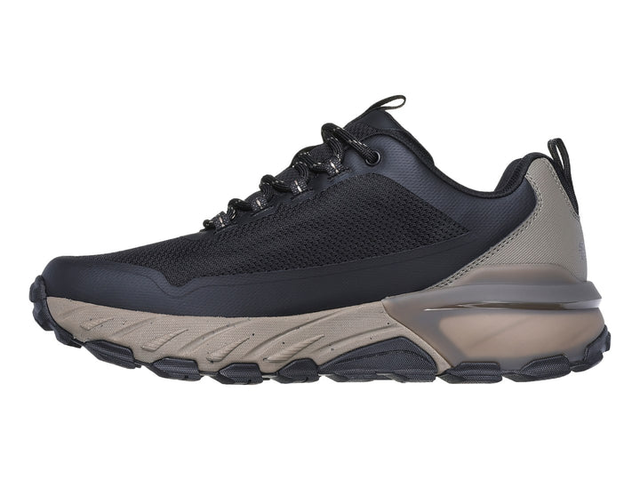 Tenis deportivos Skechers Max Protect en colores negro y beige con suela Goodyear y acabado repelente al agua.