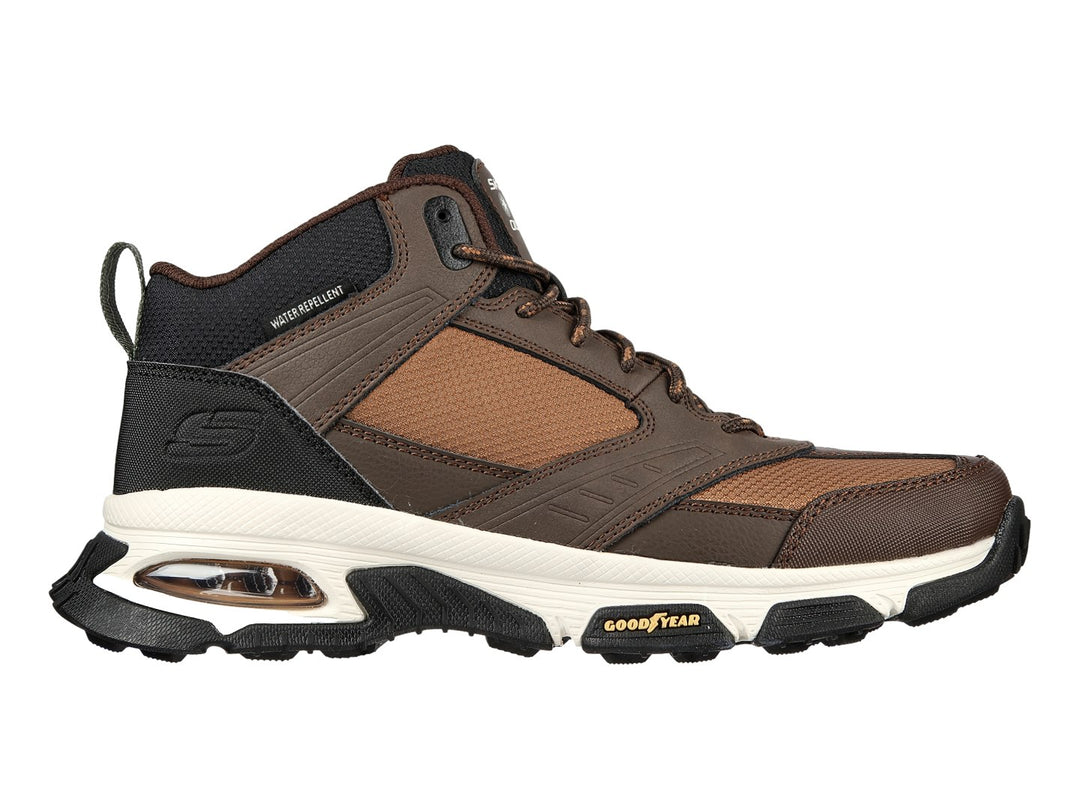Botín deportivo Skechers color café con suela blanca y negra, cuenta con cámara de aire visible en el talón.