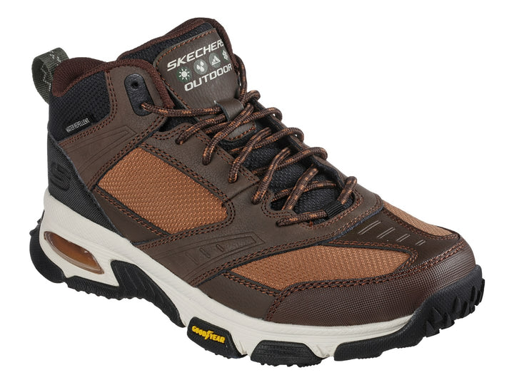 Botín deportivo Skechers color café con suela blanca y negra, cuenta con cámara de aire visible en el talón.