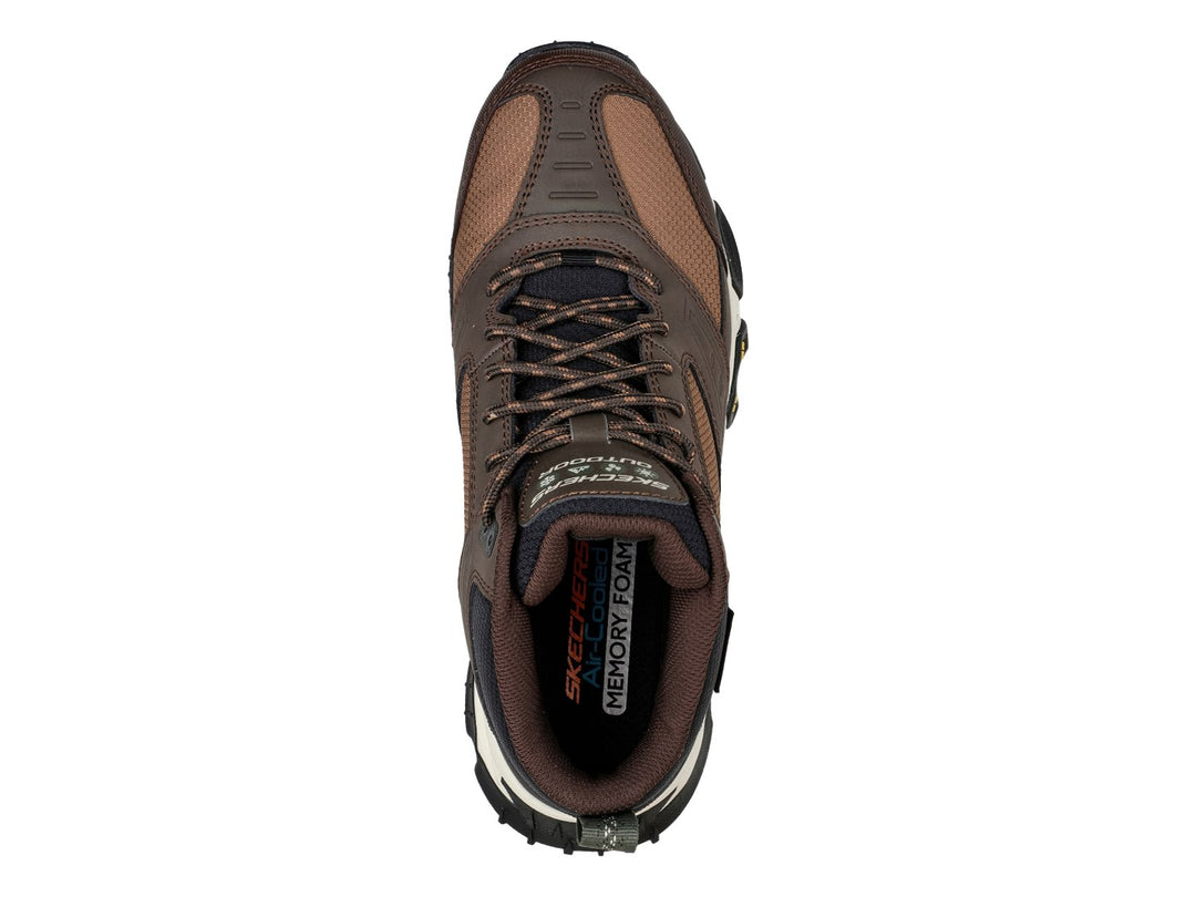 Botín deportivo Skechers color café con suela blanca y negra, cuenta con cámara de aire visible en el talón.