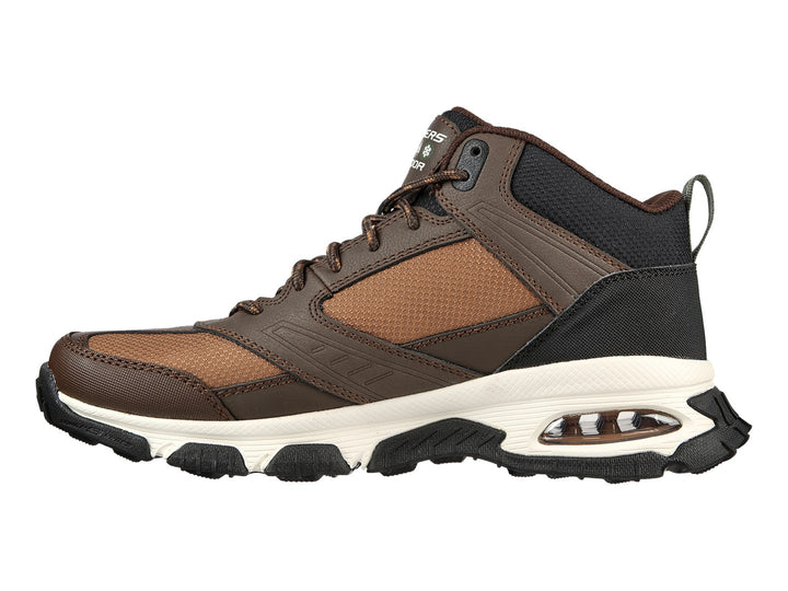Botín deportivo Skechers color café con suela blanca y negra, cuenta con cámara de aire visible en el talón.