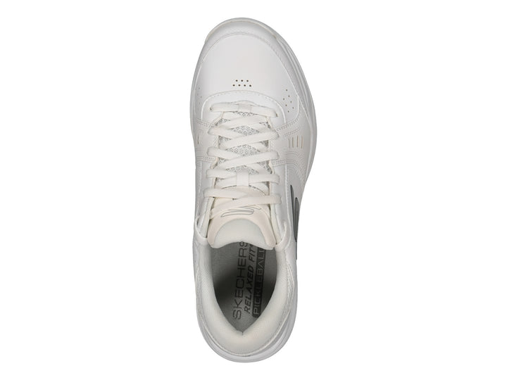 Tenis deportivos Skechers color blanco con suela blanca y detalles laterales.