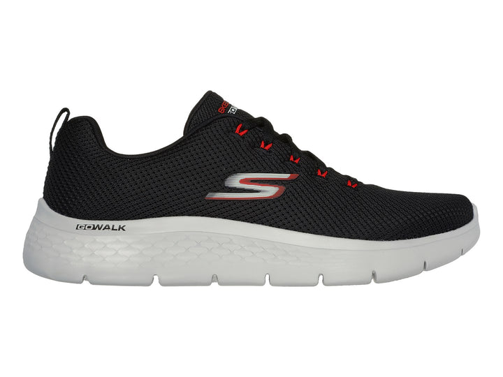 Tenis deportivos Skechers color negro con suela blanca y detalles en rojo.