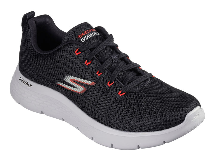 Tenis deportivos Skechers color negro con suela blanca y detalles en rojo.