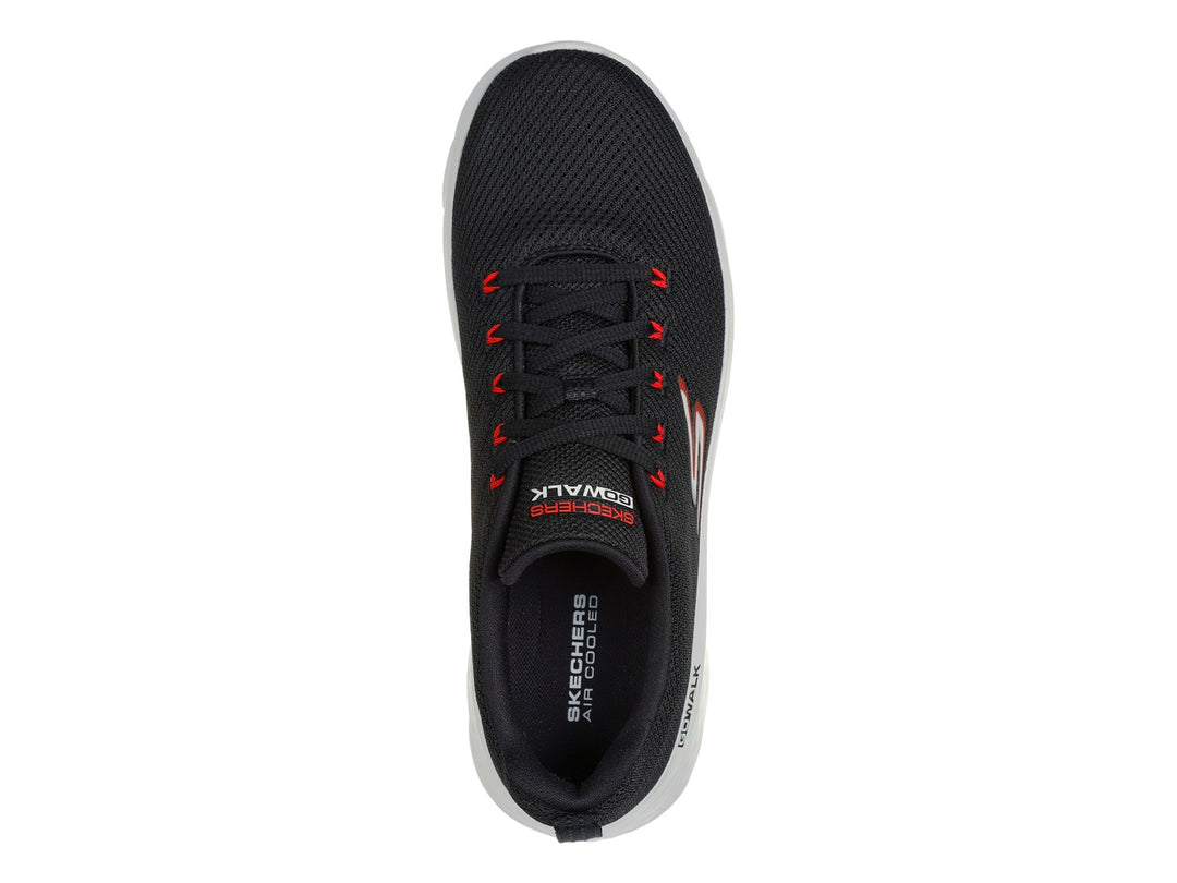 Tenis deportivos Skechers color negro con suela blanca y detalles en rojo.