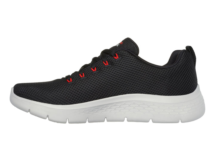 Tenis deportivos Skechers color negro con suela blanca y detalles en rojo.