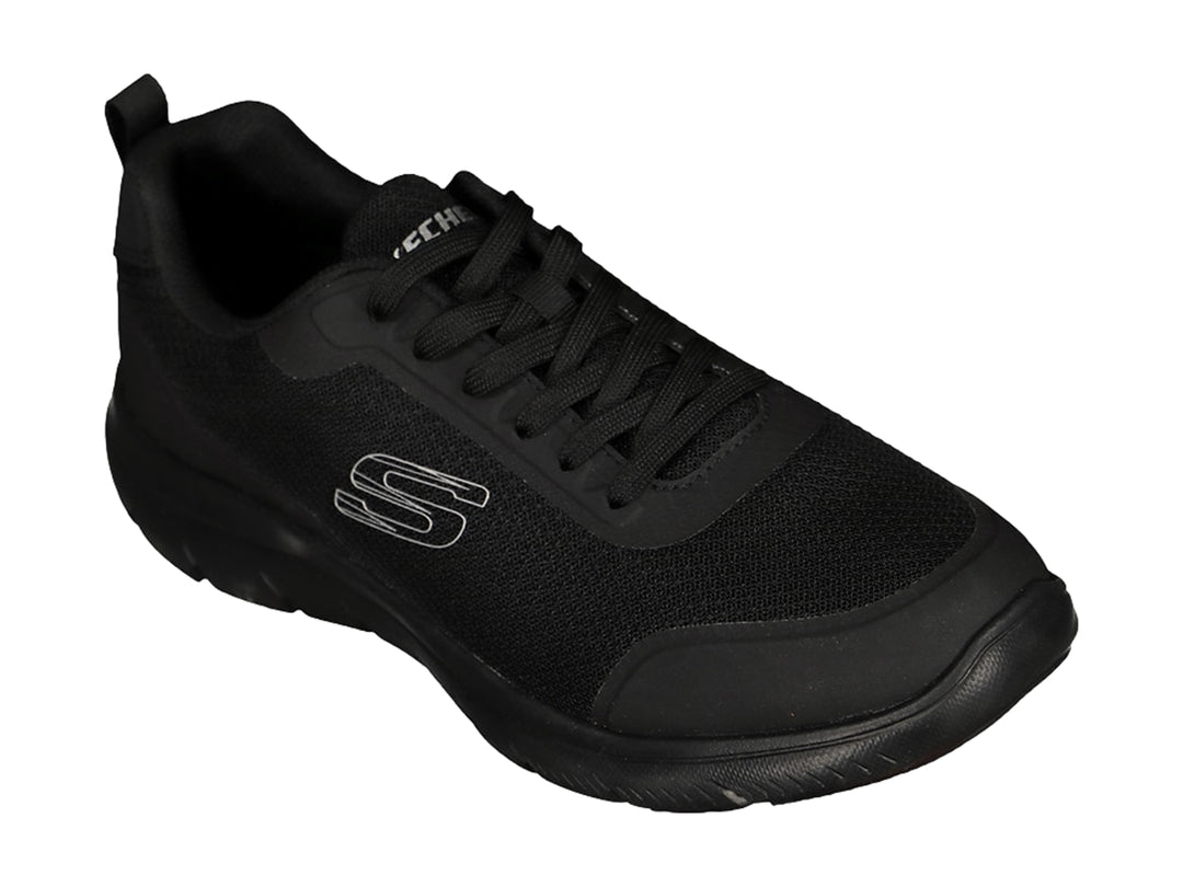 Tenis deportivos Skechers color negro con suela gruesa y tejido de malla.