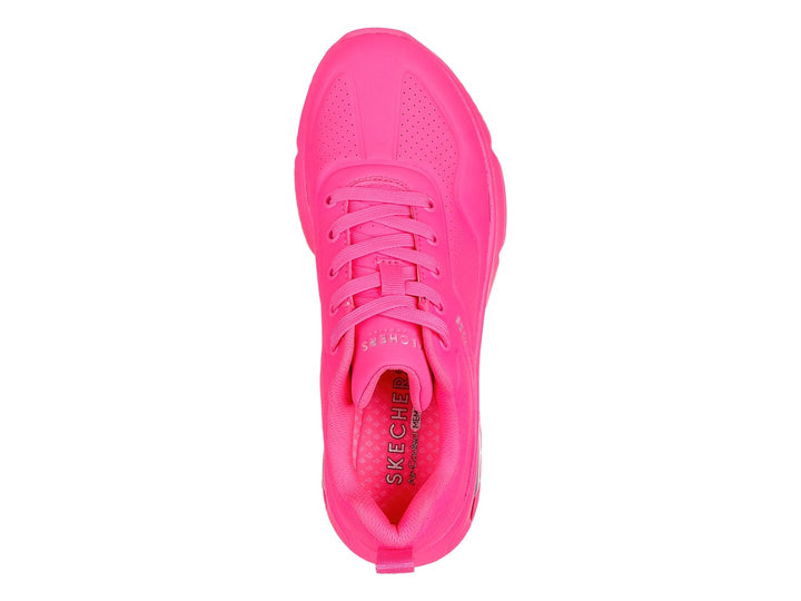Tenis deportivos Skechers color fucsia con amortiguación de aire visible en la suela.