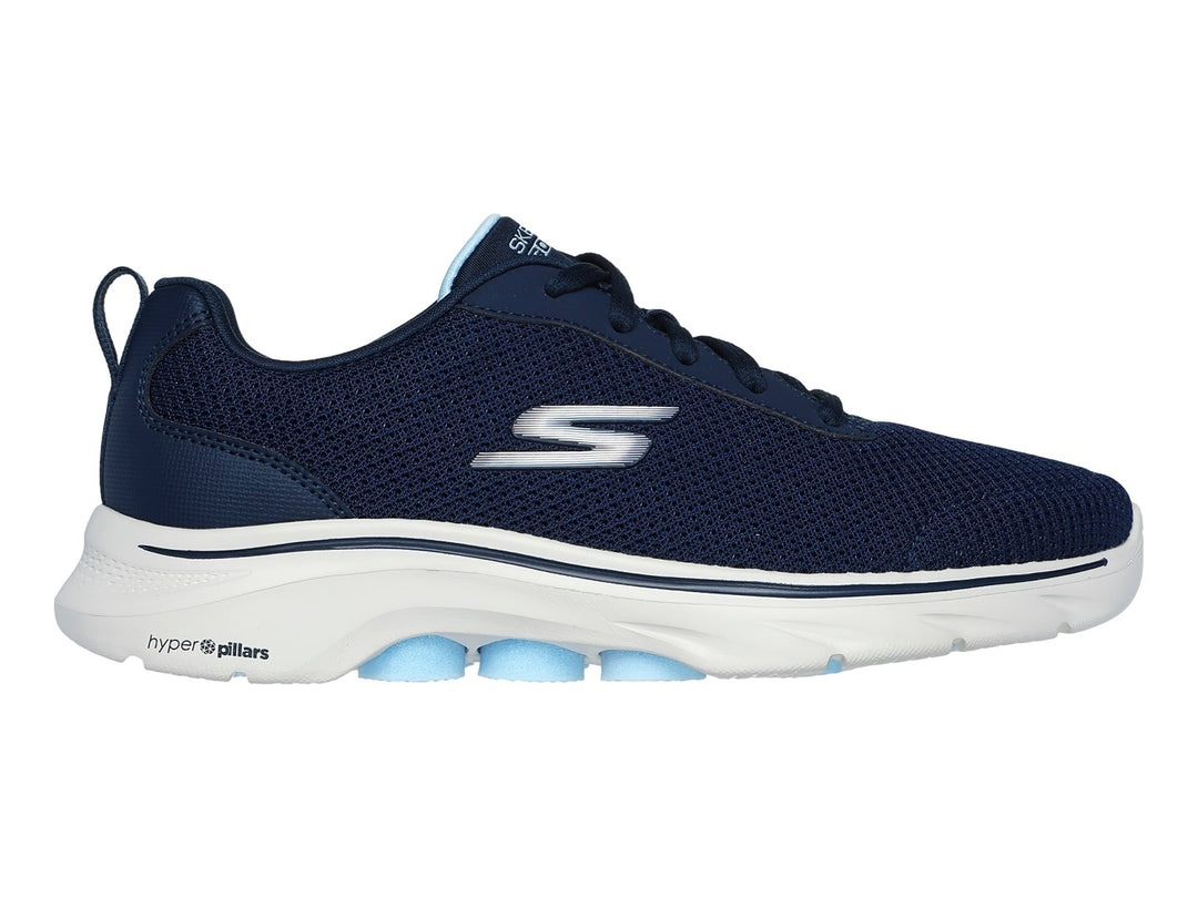 Tenis Skechers Go Walk 7 en color azul marino con suela blanca y detalles en azul claro.