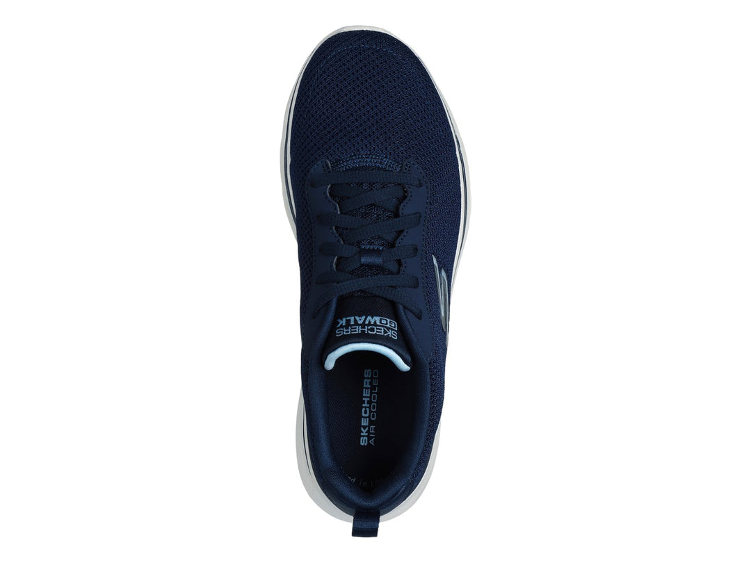 Tenis Skechers Go Walk 7 en color azul marino con suela blanca y detalles en azul claro.