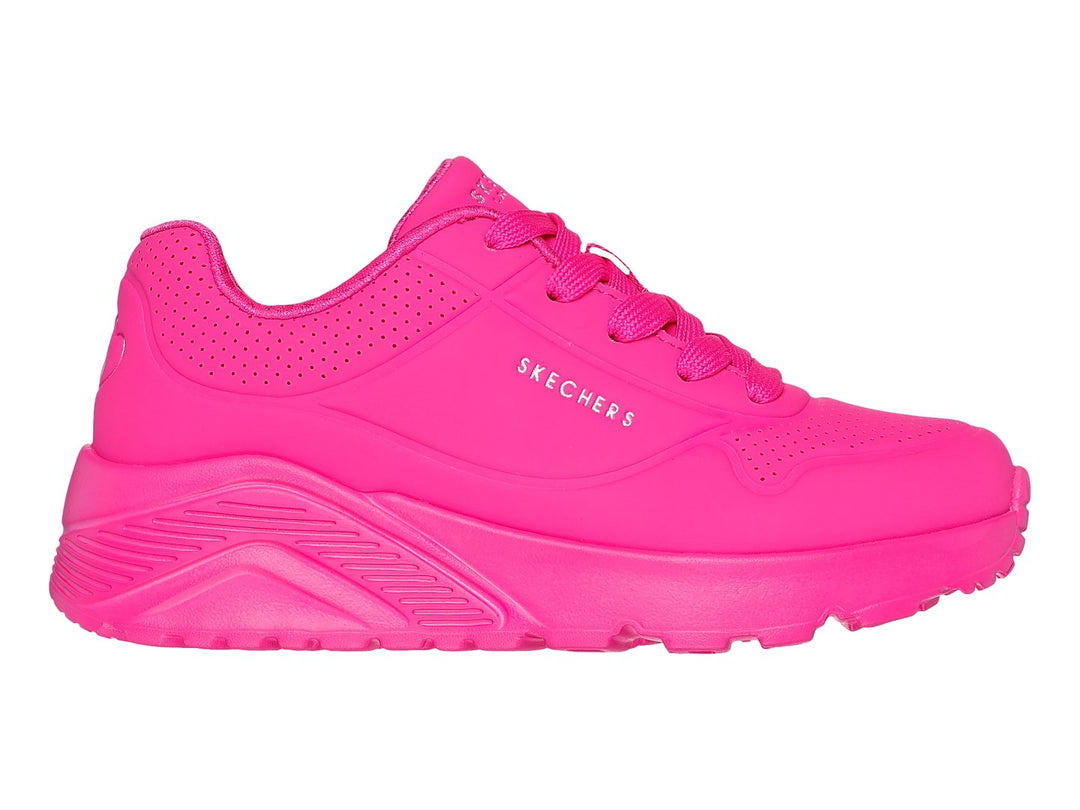 Tenis deportivos Skechers color fucsia con suela gruesa y detalles perforados.