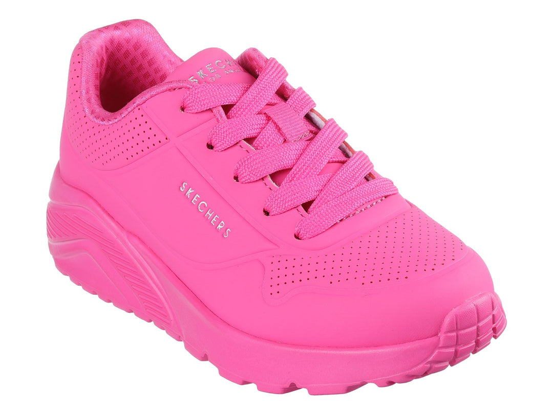 Tenis deportivos Skechers color fucsia con suela gruesa y detalles perforados.