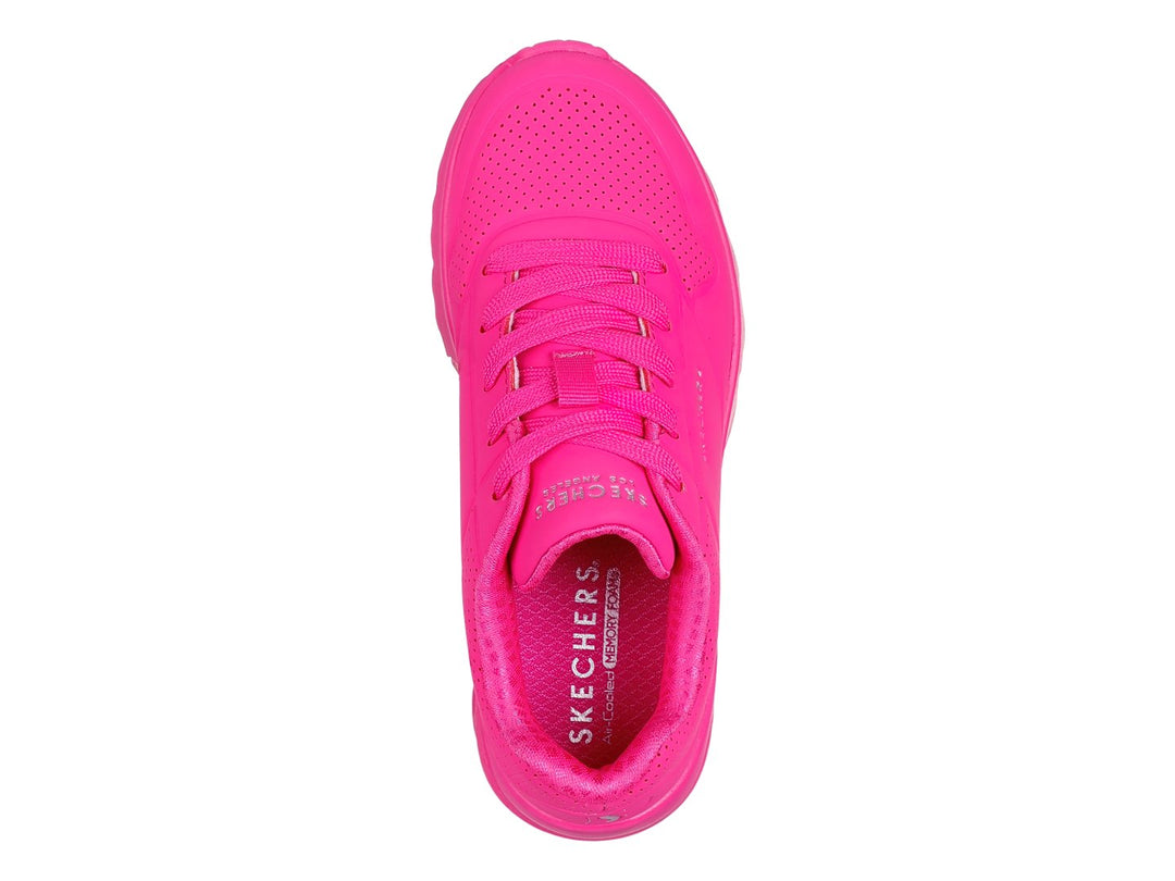 Tenis deportivos Skechers color fucsia con suela gruesa y detalles perforados.