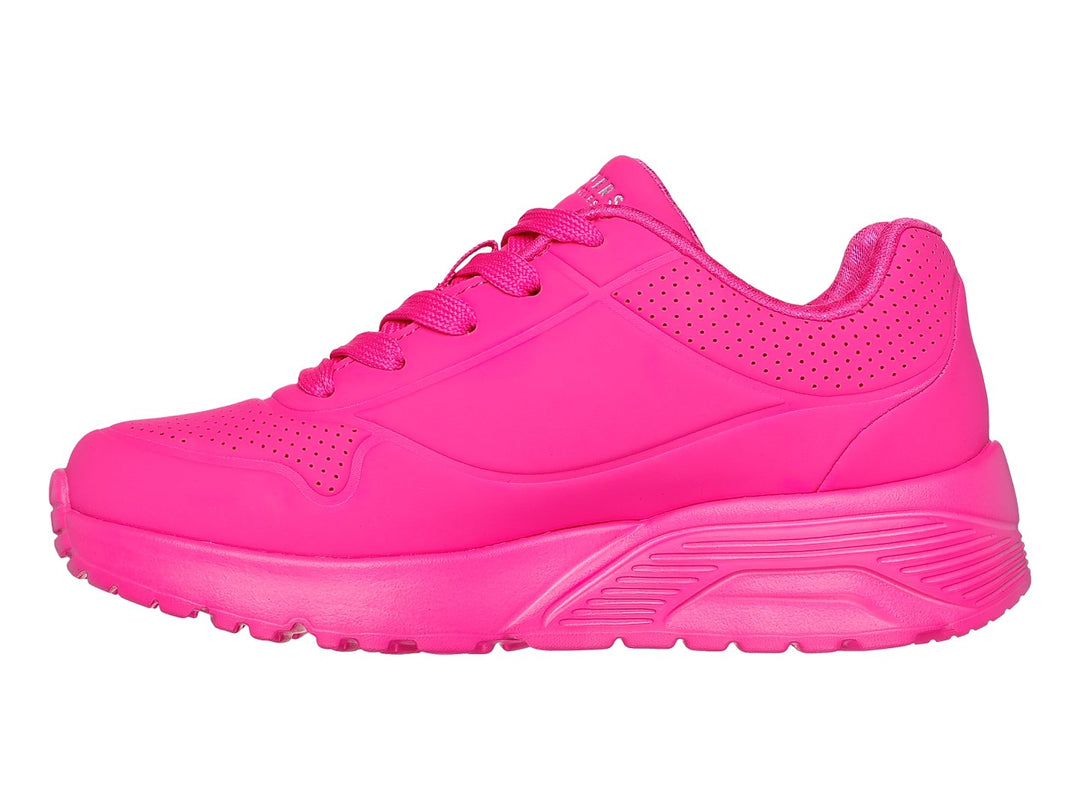 Tenis deportivos Skechers color fucsia con suela gruesa y detalles perforados.
