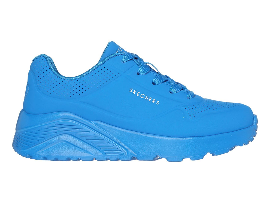 Tenis deportivos Skechers de color azul brillante con suela gruesa y cordones.