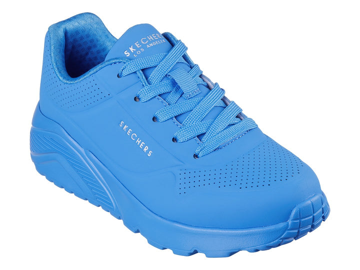 Tenis deportivos Skechers de color azul brillante con suela gruesa y cordones.