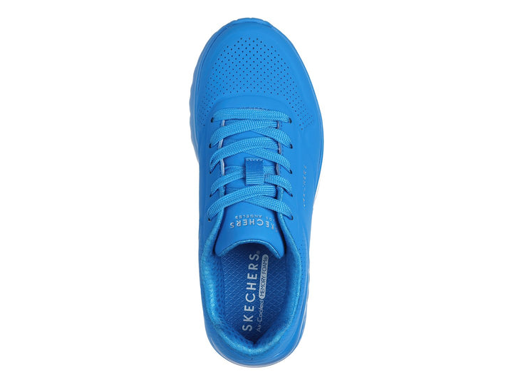 Tenis deportivos Skechers de color azul brillante con suela gruesa y cordones.