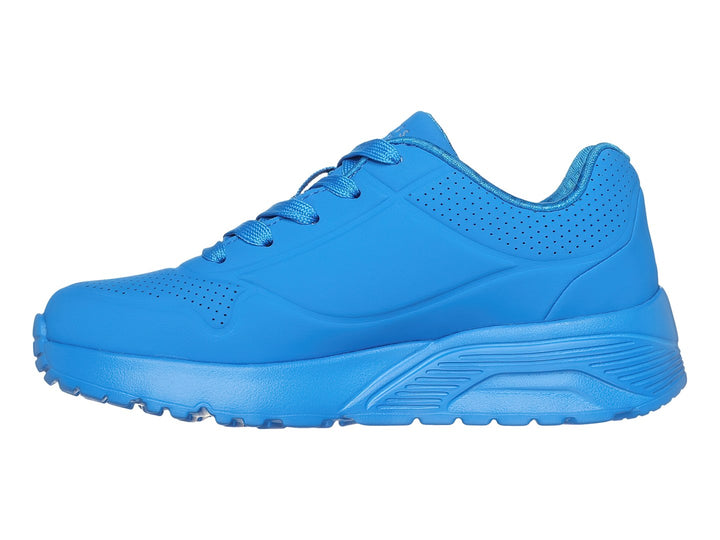 Tenis deportivos Skechers de color azul brillante con suela gruesa y cordones.