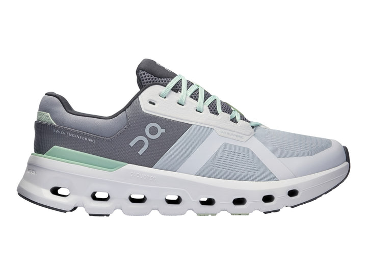Tenis deportivos On Cloud color gris glacier y blanco con detalles en verde sage.