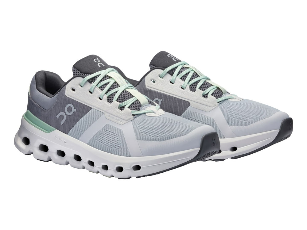Tenis deportivos On Cloud color gris glacier y blanco con detalles en verde sage.
