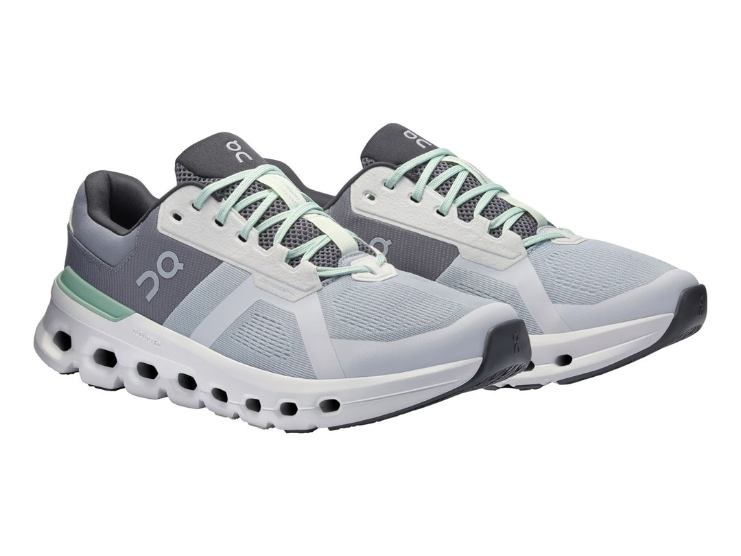 Tenis deportivos On Cloud color gris glacier y blanco con detalles en verde sage.