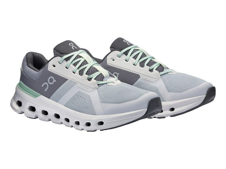 Tenis deportivos On Cloud color gris glacier y blanco con detalles en verde sage.