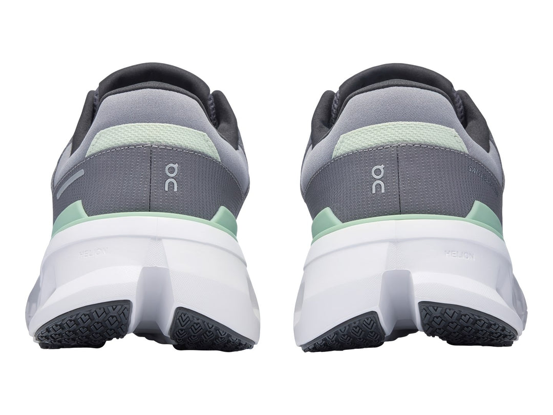 Tenis deportivos On Cloud color gris glacier y blanco con detalles en verde sage.