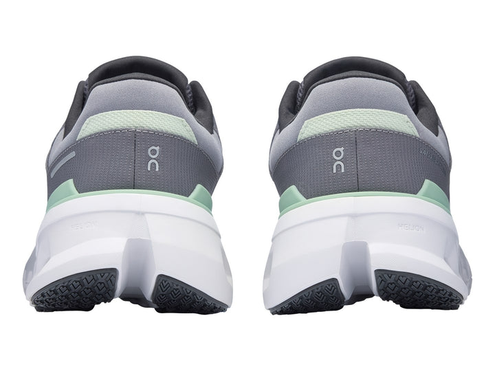 Tenis deportivos On Cloud color gris glacier y blanco con detalles en verde sage.