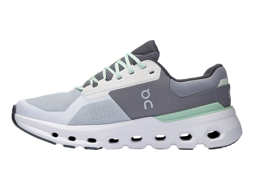 Tenis deportivos On Cloud color gris glacier y blanco con detalles en verde sage.