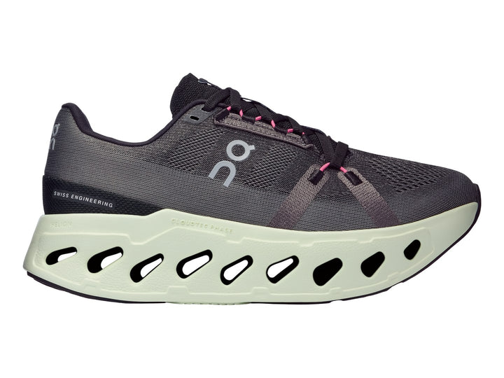 Tenis deportivos On Cloud en color gris con suela gruesa en tono verde lima y detalles en rosa.