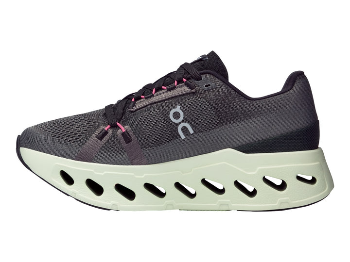 Tenis deportivos On Cloud en color gris con suela gruesa en tono verde lima y detalles en rosa.