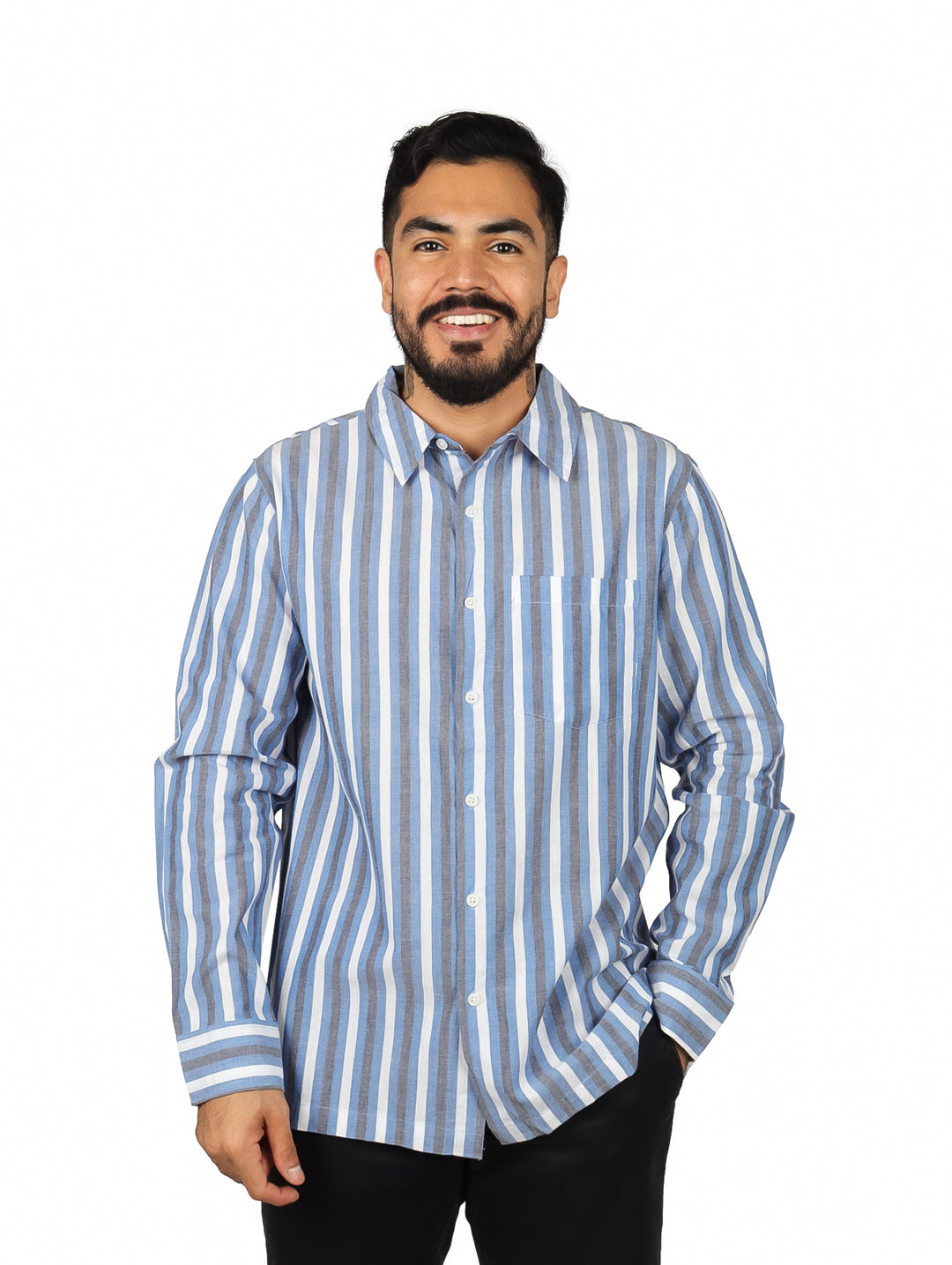 Hombre vistiendo una camisa de manga larga con rayas verticales azules y blancas.