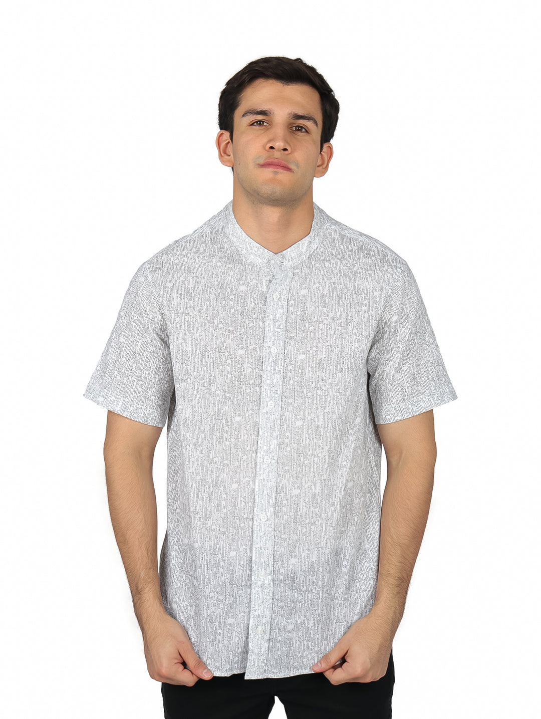 Hombre vistiendo camisa de manga corta color natural con textura, estilo casual.
