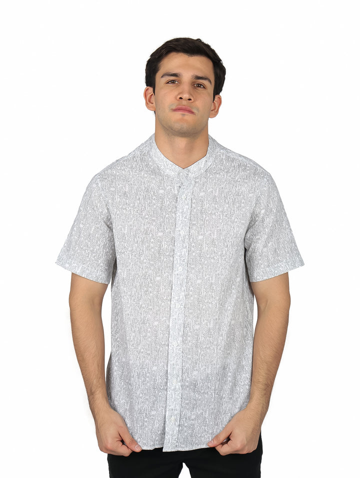 Hombre vistiendo camisa de manga corta color natural con textura, estilo casual.