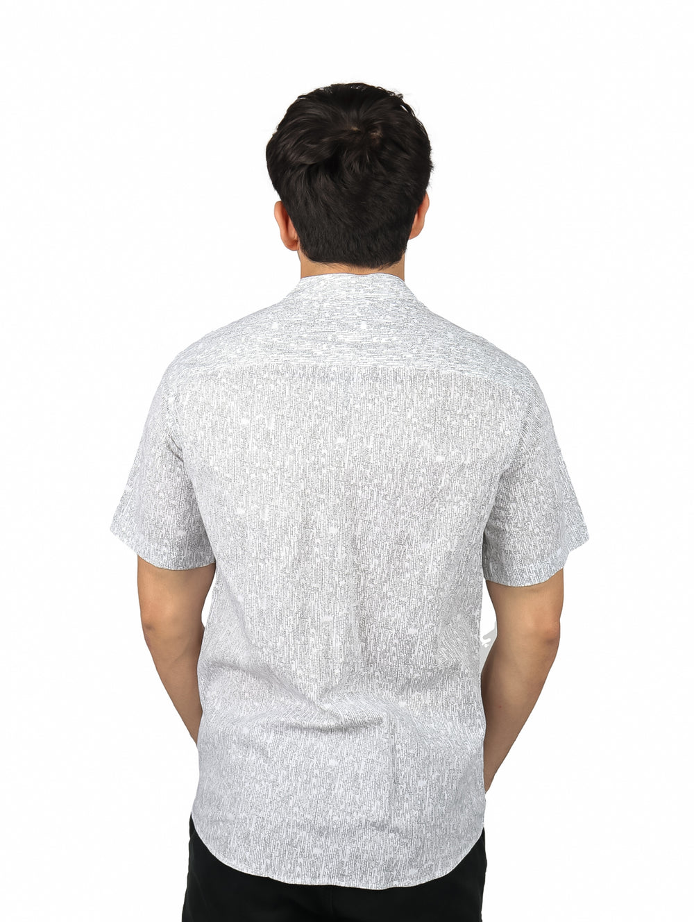 Hombre vistiendo camisa de manga corta color natural con textura, estilo casual.