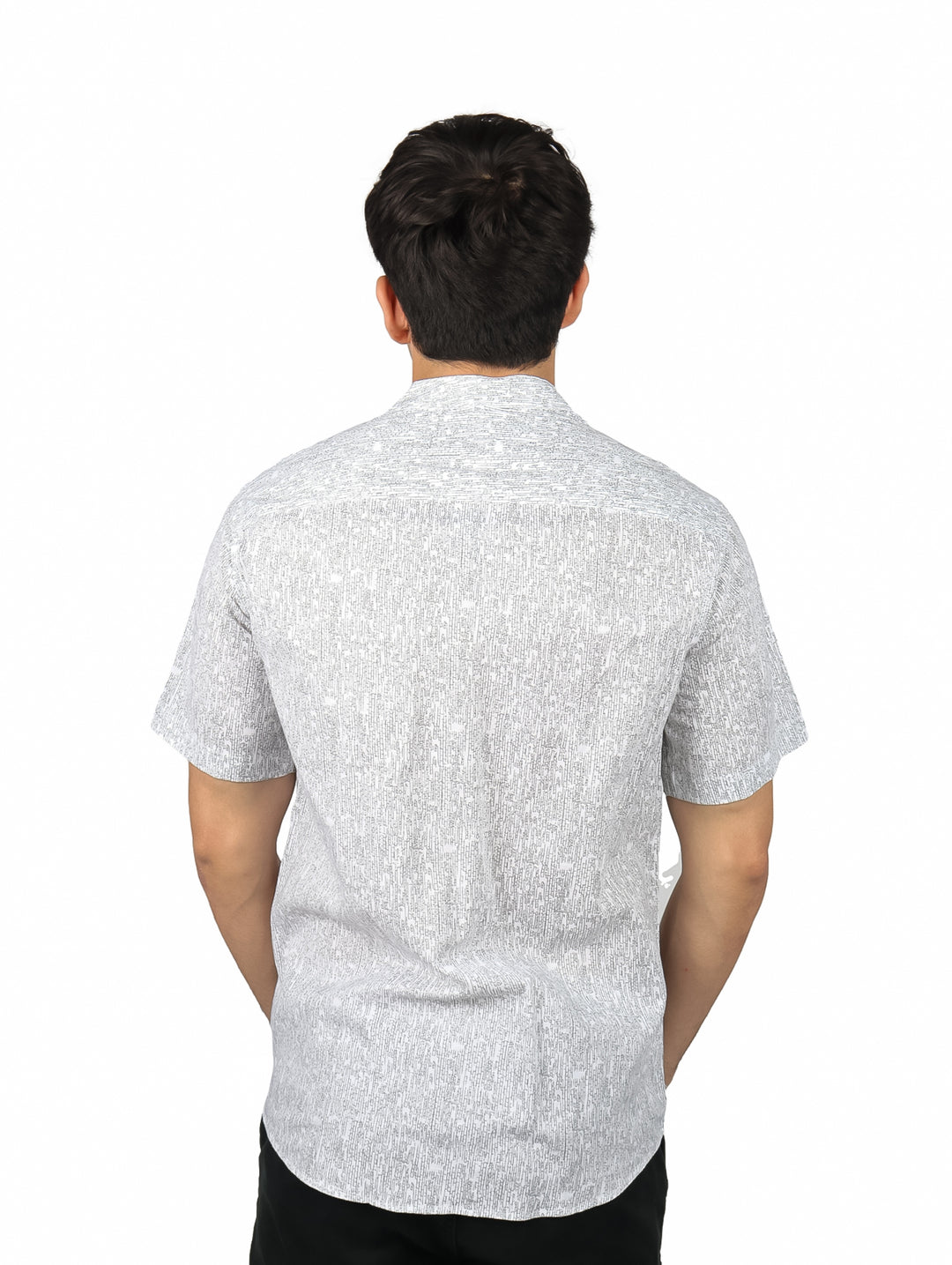 Hombre vistiendo camisa de manga corta color natural con textura, estilo casual.