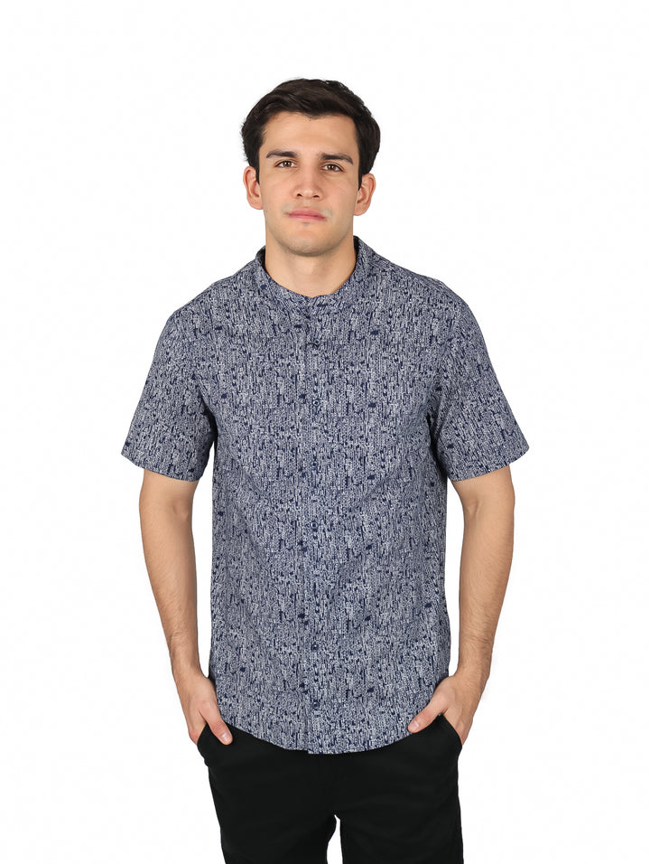 Hombre vistiendo camisa de manga corta color azul marino con textura y cuello mao.
