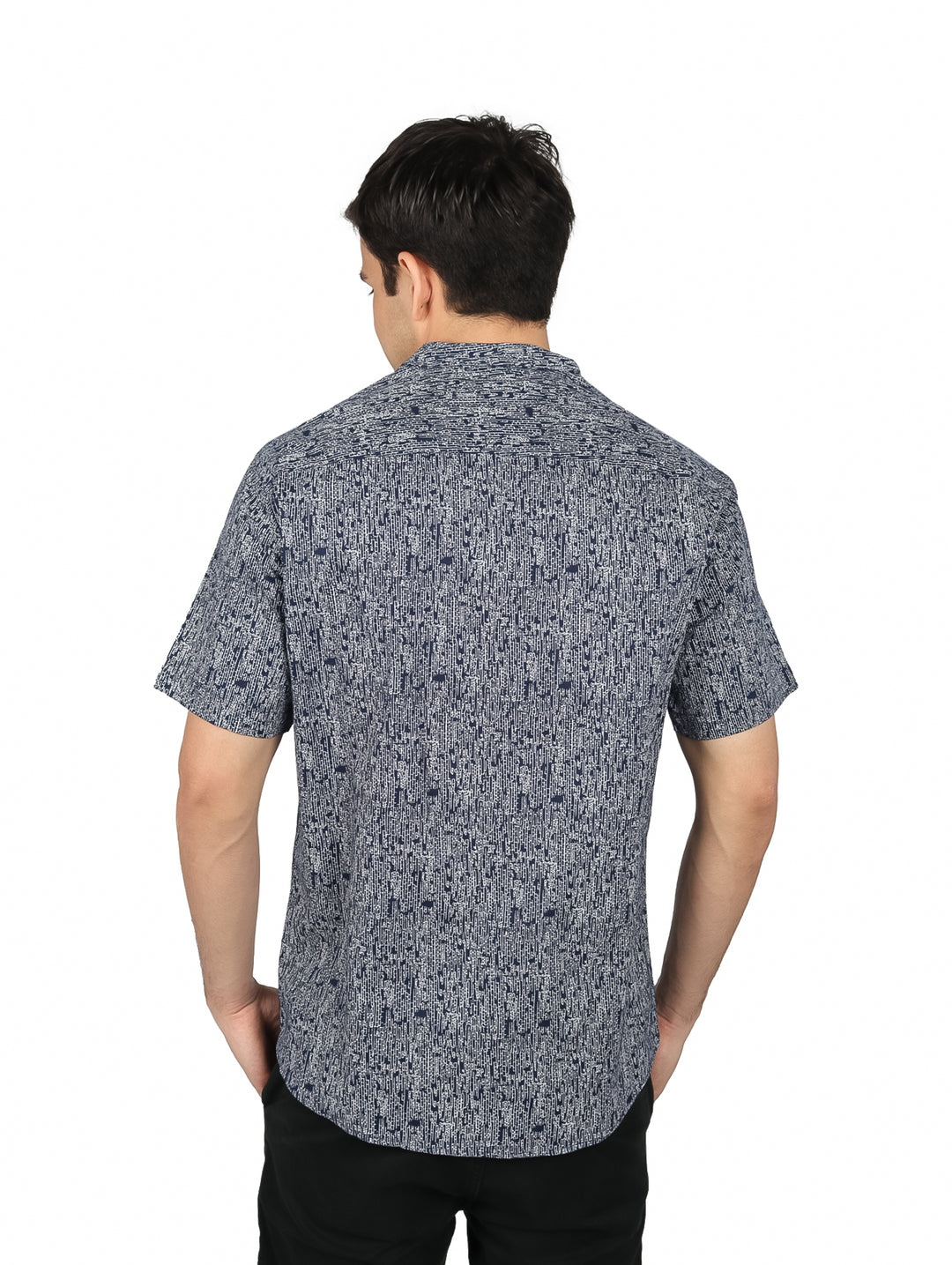 Hombre vistiendo camisa de manga corta color azul marino con textura y cuello mao.
