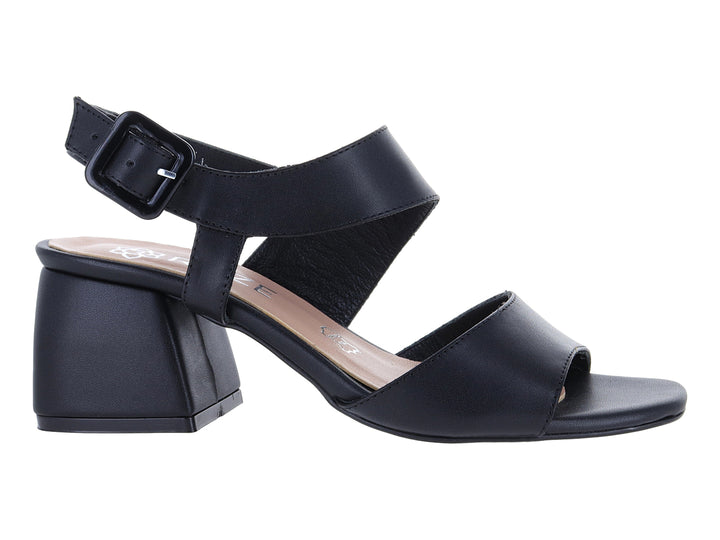 Sandalia color negro para mujer con tacón cuadrado bajo y correa ajustable con hebilla en el tobillo.