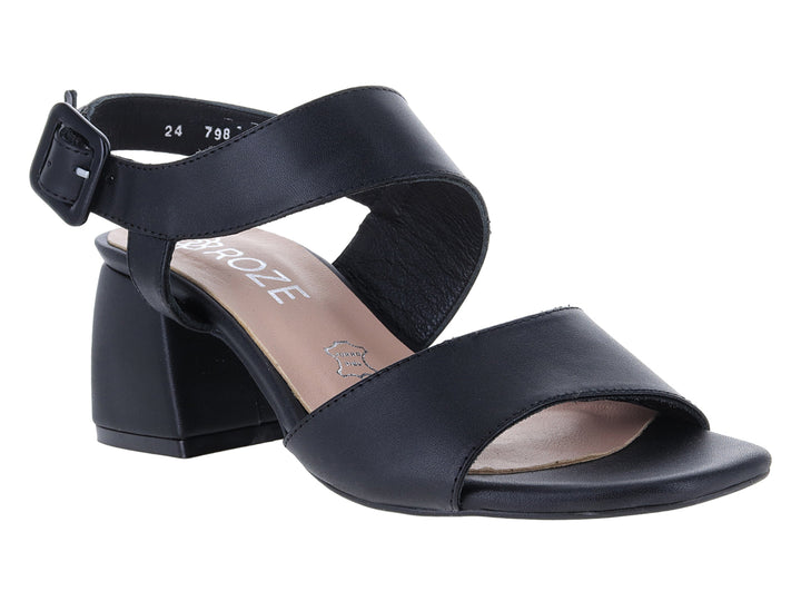 Sandalia color negro para mujer con tacón cuadrado bajo y correa ajustable con hebilla en el tobillo.
