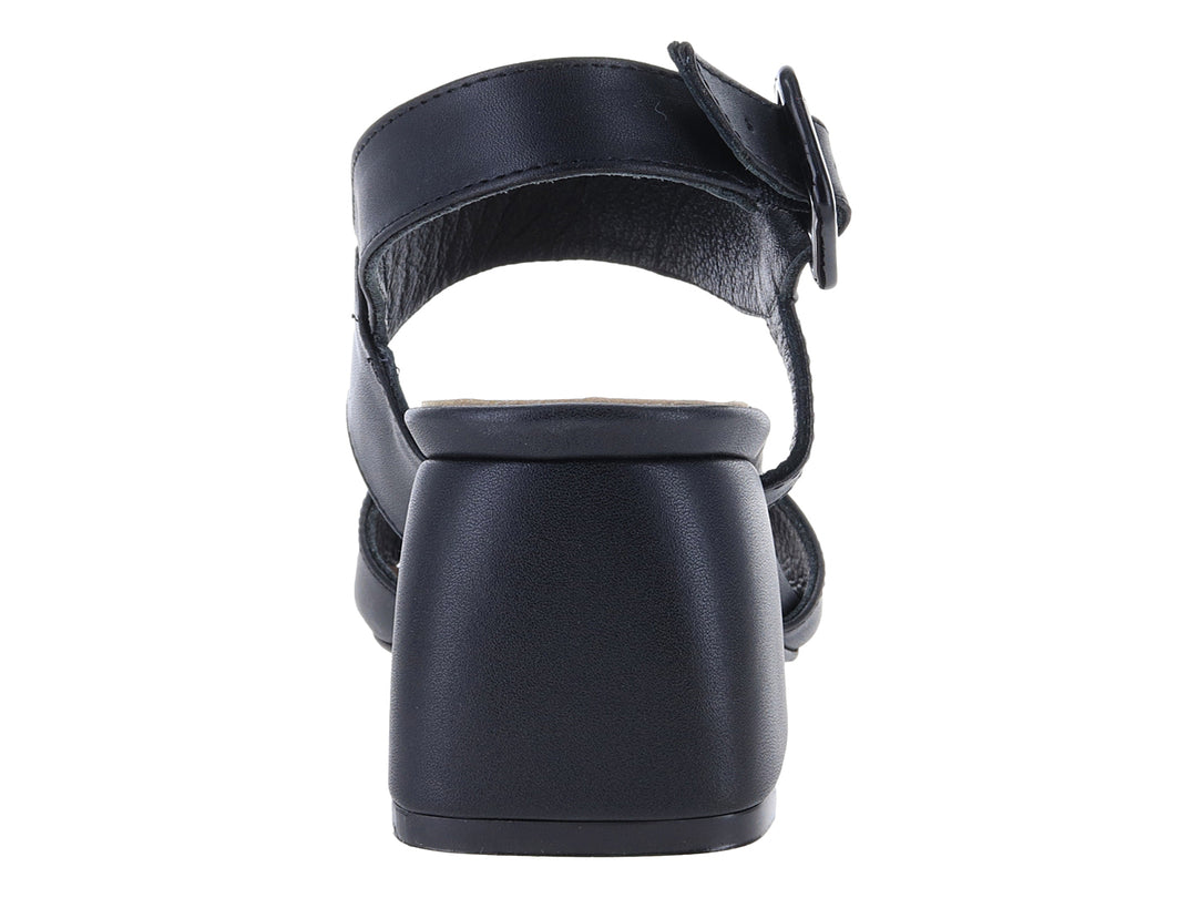 Sandalia color negro para mujer con tacón cuadrado bajo y correa ajustable con hebilla en el tobillo.