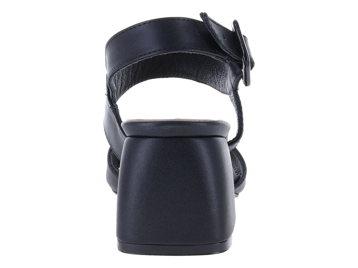 Sandalia color negro para mujer con tacón cuadrado bajo y correa ajustable con hebilla en el tobillo.