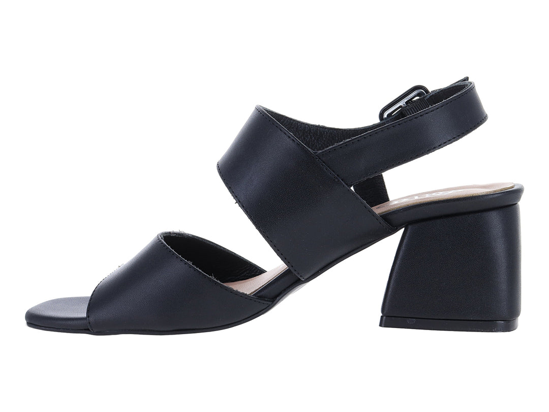 Sandalia color negro para mujer con tacón cuadrado bajo y correa ajustable con hebilla en el tobillo.