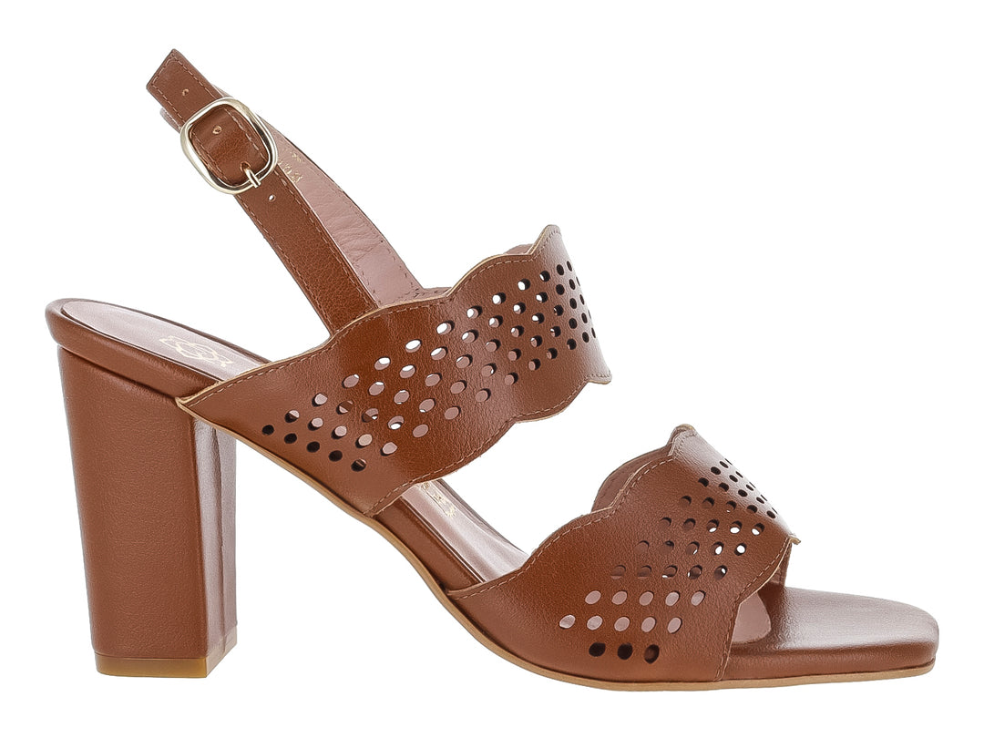 Sandalia de tacón cuadrado color camel con tiras perforadas y correa ajustable al tobillo.