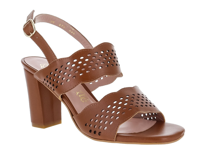 Sandalia de tacón cuadrado color camel con tiras perforadas y correa ajustable al tobillo.