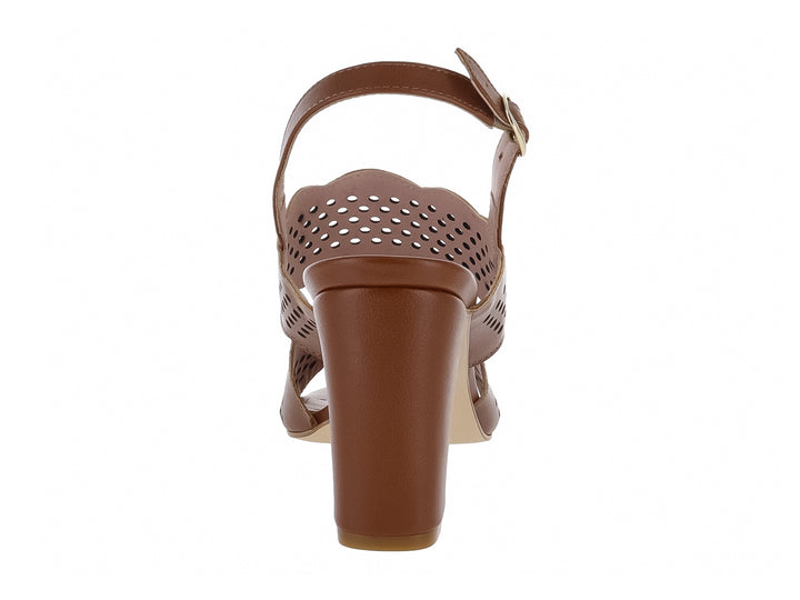 Sandalia de tacón cuadrado color camel con tiras perforadas y correa ajustable al tobillo.